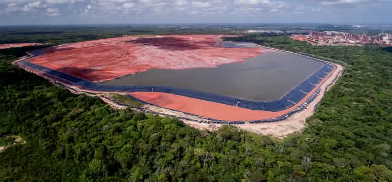 Fotografias aéreas de depósito de lama vermelha tóxica da Hydro Alunorte na Amazônia Fotografias aéreas de depósito de lama vermelha tóxica da Hydro Alunorte na Amazônia