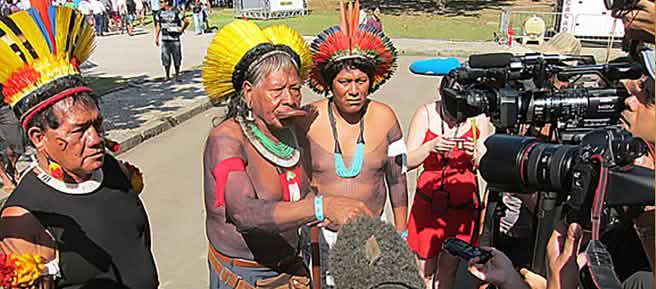 Chefe Raoni com pintura de guerra dando uma entrevista