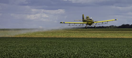 Pulverização aérea de agrotóxicos sobre campos de soja