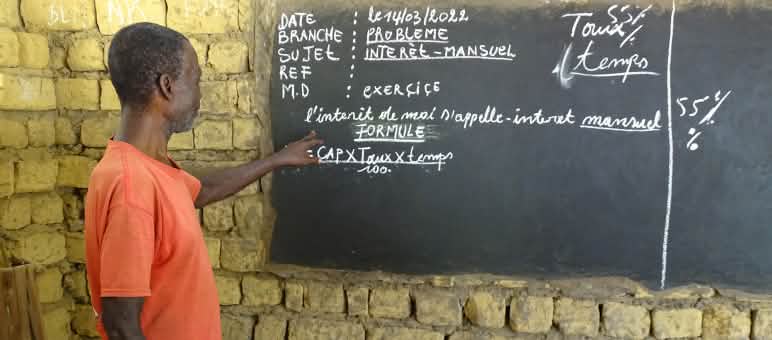 A educação é um caminho garantido para chegar ao coração das pessoas Professor em escola de vilarejo na República Democrática do Congo