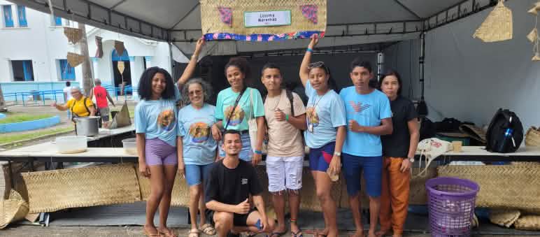 Comunicadoras e comunicadores populares do Maranhão participam de congresso nacional da CPT Oito jovens, cinco mulheres e um homem, aparecem perfilados e sorrindo para a foto. Quatro deles usam camisetas iguais do congresso nacional da CPT