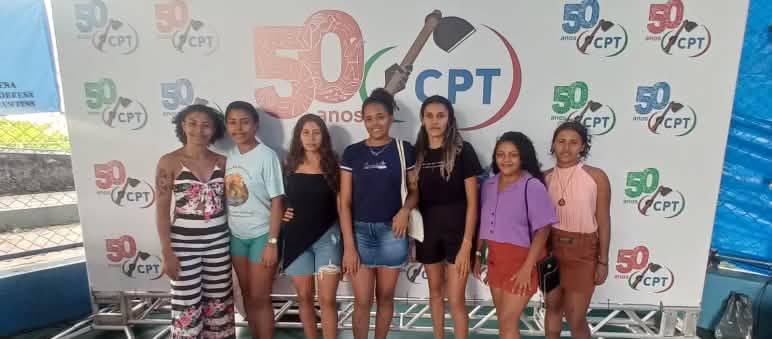 Durante o congresso, comunicadoras e comunicadores populares fizeram a cobertura do evento por meio de rádio local Sete mulheres jovens aparecem em pé, perfiladas e sorrindo para a foto. Atrás delas há um banner com a logomarca escrito 50 anos CPT