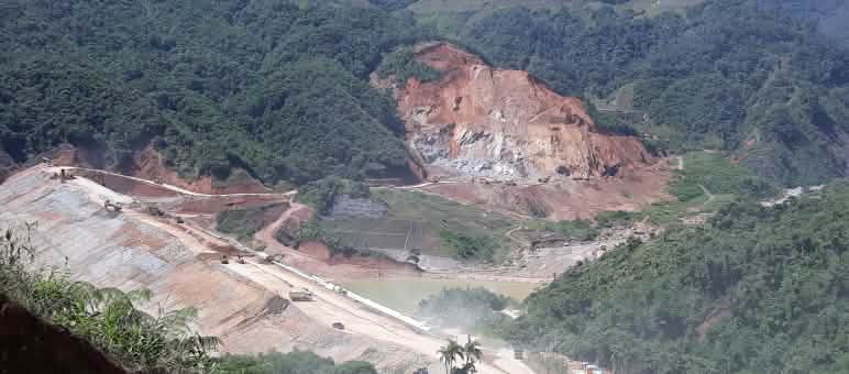 Mina de cobre em floresta do Equador Mina de exploração a céu aberto no Equador
