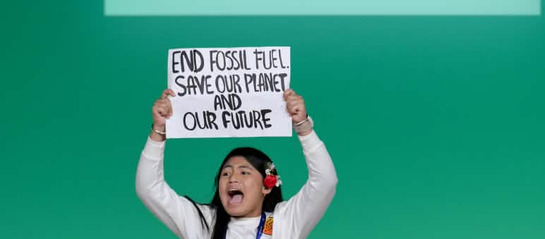 Protesto durante a COP 28: End fossil fuel. Save our planet and our future Protesto durante a COP 28: End fossil fuel. Save our planet and our future