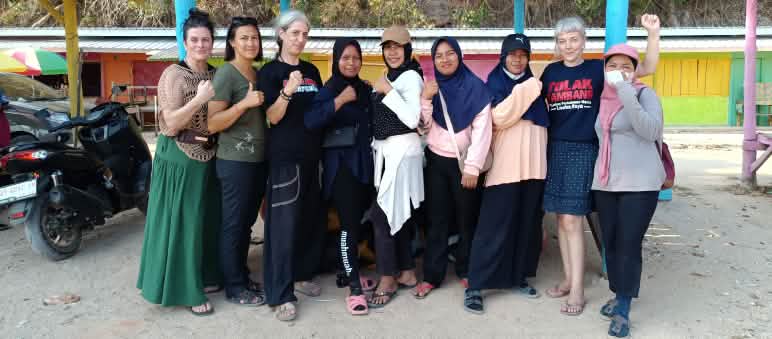 Temos um objetivo comum: SIM à vida, NÃO à mineração. As mulheres de Torobulu estão sendo criminalizadas por isso As mulheres de Torobulu e as mulheres de "Salve a Floresta"