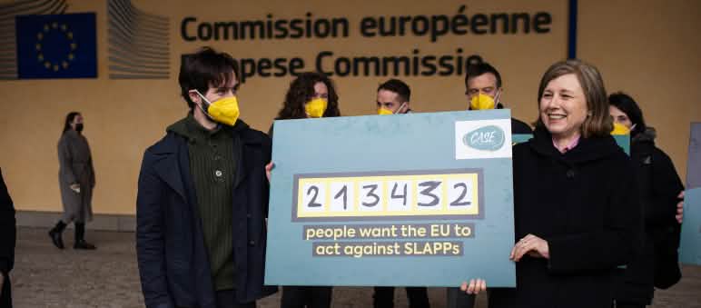 Comissária Europeia Věra Jourová (à direita) recebe a petição Comissária Europeia Věra Jourová (à direita) recebe a petição