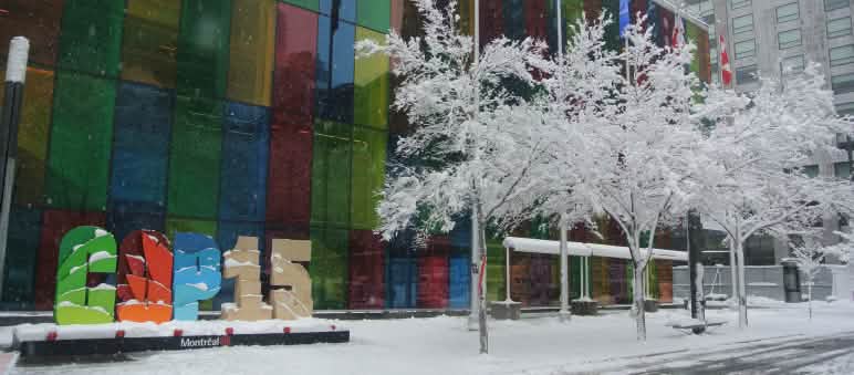 Palais des congrès em Montréal, coberto de neve Logotipo da COP-15 na frente do Centro de Convenções em Montreal