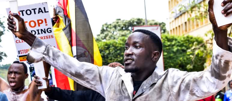 Estudantes a protestar contra o oleoduto EACOP - para depois serem detidos Manifestação contra o oleoduto EACOP em Kampala