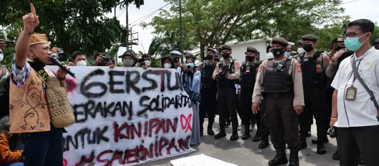 Solidariedade com Kinipan - Salve Kinipan Protesto dos cidadãos de Kinipan em Borneo diante do Tribunal de Palangkaraya (2022)