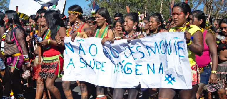 Mulheres indígenas brasileiras protestam com uma faixa contra o desmatamento de suas florestas e áreas protegidas. Marcha das Mulheres Indígenas - Brasília