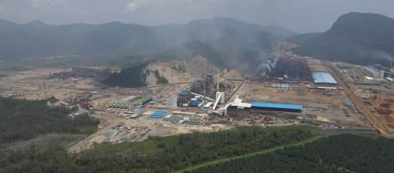 Não apenas a exploração do níquel é devastadora. Também a produção industrial contamina o ar, o solo e as águas em Morowali. Vista aérea de um complexo industrial soltando fumaça na ex-floresta tropical, agora devastada.