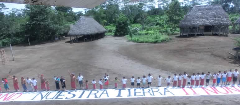Nossa terra - nuestra tierra! Protestos contra roubo de terras no Equador Nossa terra - nuestra tierra! Corrente humana com faixas contra o roubo de terras no Equador