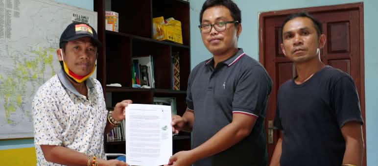 Effendi Buhing está determinado a salvar a Floresta de Kinipan com a ajuda da petição Effendi Buhing de Kinipan e Safrudin Mahendra da "Save Our Borneo"