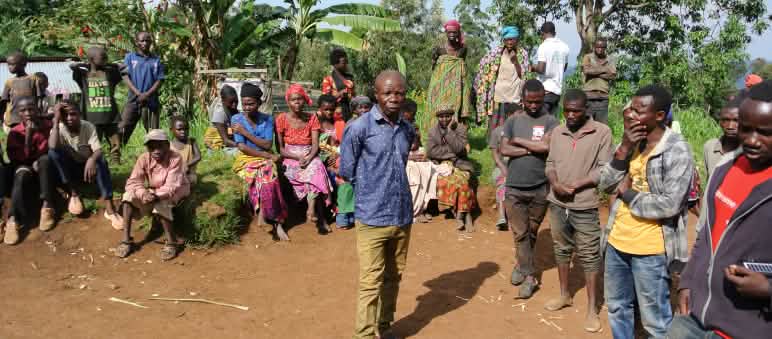 Em uma aldeia do povo Batwa nas bordas do Parque Nacional Kahuzi Povo Batwa nas proximidades do Parque Nacional Kahuzi