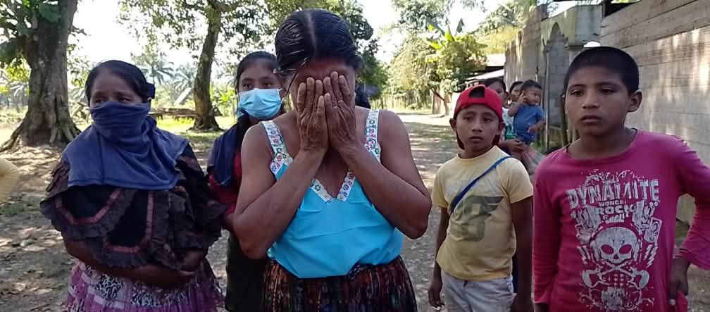 Depois de uma operação policial em uma comunidade maia de Chinabal Alto, mulheres expressam sua dor, medo e indignação Várias mulheres e crianças maia estão abaladas e traumatizadas