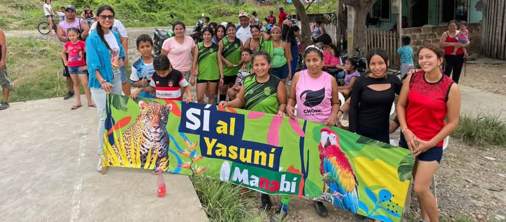 No Equador inteiro, o povo está apoiando a campanha pela proteção do Parque Nacional de Yasuní contra a sanha da indústria petrolífera Grupo de pessoas segundo faixa contendo o texto "Sim para Yasuní Manabí"