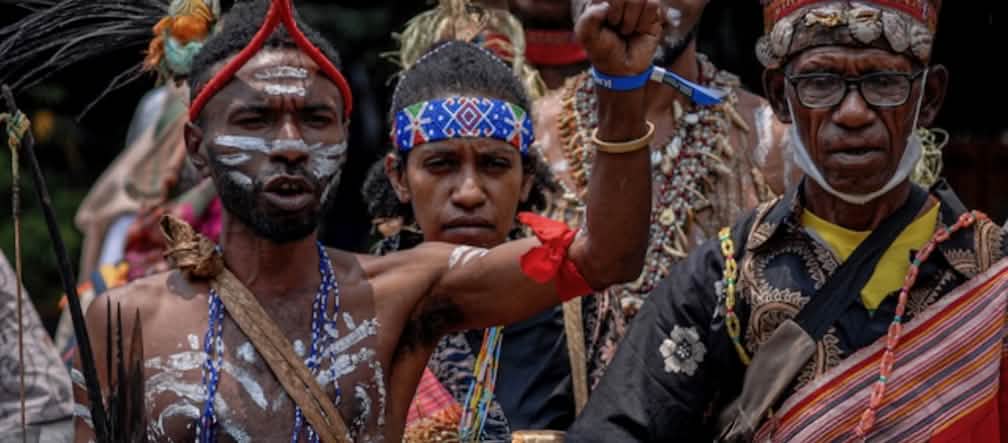 Indígenas fazendo oposição: “A natureza está sendo destruída, os pássaros não cantam mais, os animais estão a desaparecer. Por favor, nos ajude!“ Indígenas fazendo manifestação
