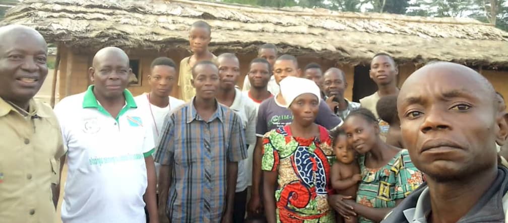 Moradores de mais de 100 aldeias são afetados pelas plantações de óleo de palma da firma PHC Membros da RIAO-RDC com moradores da comunidade Bongemba / Yahuma
