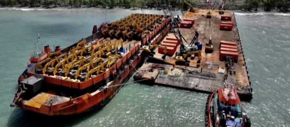 Grande empreitada da Indonésia para destruir as florestas ao sul de Papua Navio de carga cheio de escavadeiras