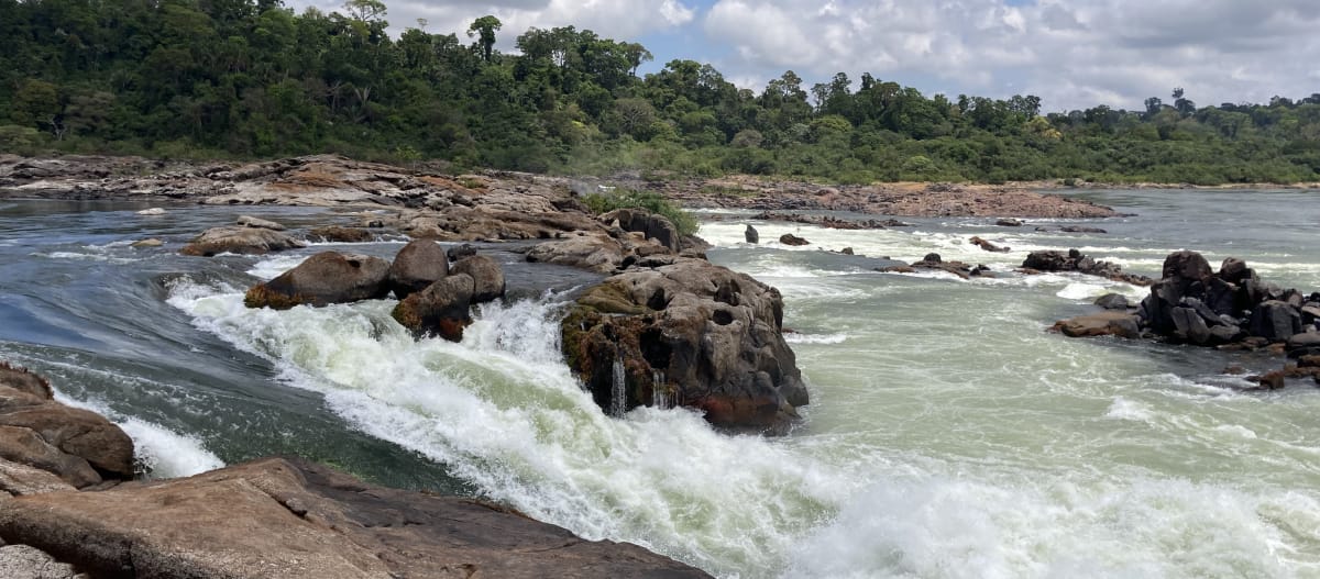 A água do Xingu desce vários metros entre as rochas da floresta tropical