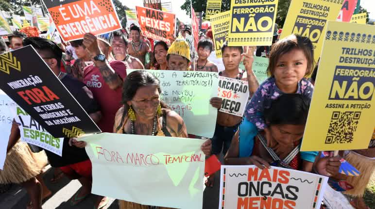 Protesto indígena no Acampamento Terra Livre em Brasília 2024 Indígenas protestam com vários cartazes