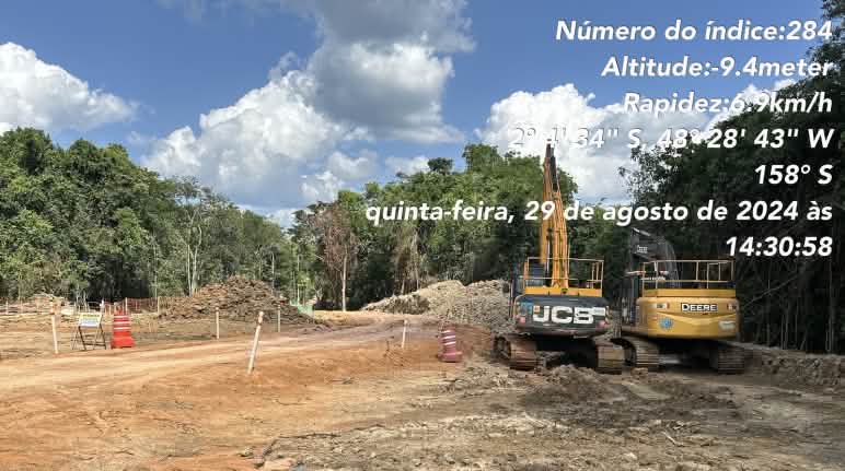 Obras do mineroduto da Hydro para transportar bauxita na Amazônia brasileira (Pará) Obra de construção com duas escavadeiras na floresta amazônica