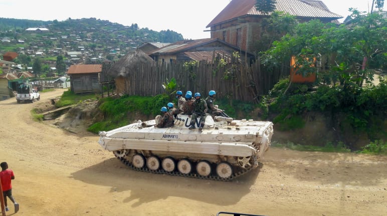 Boné-azul da MONUSCO na cidade de Kanya Bayonga