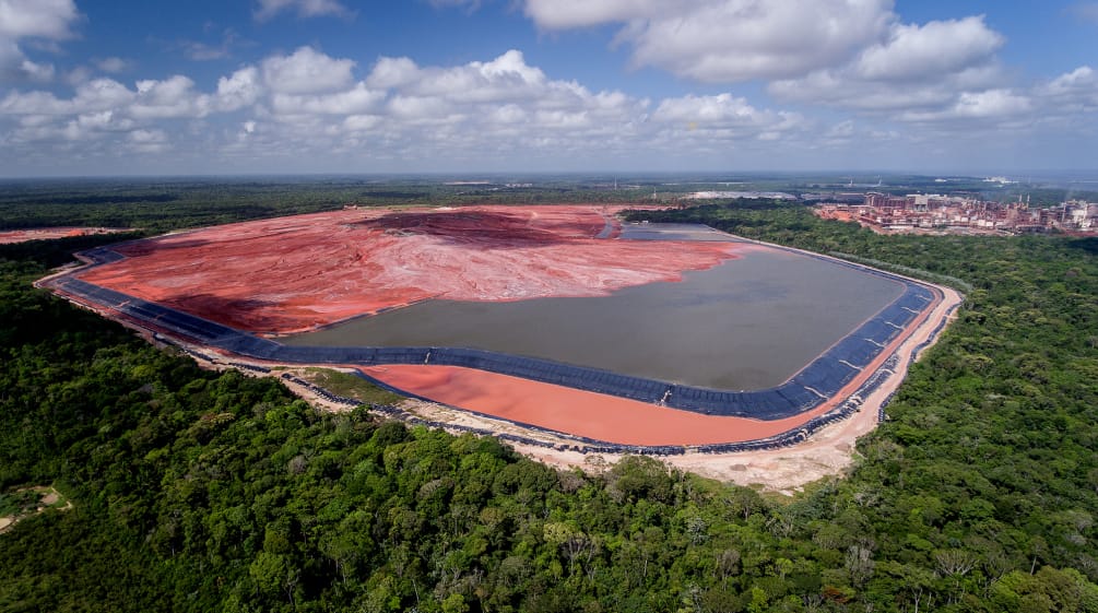 Fotografias aéreas de depósito de lama vermelha tóxica da Hydro Alunorte na Amazônia