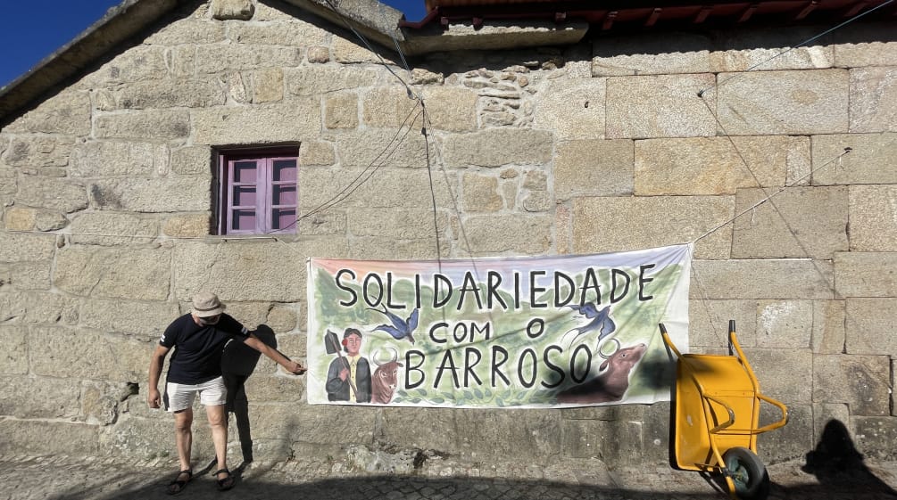 Faixa com o texto "Solidariedade com o Barroso"