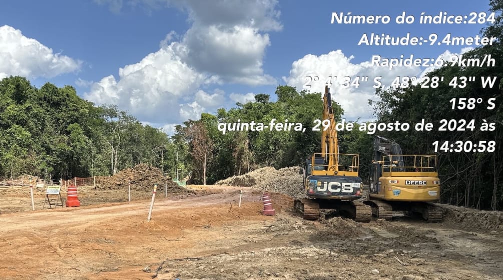 Obra de construção com duas escavadeiras na floresta amazônica