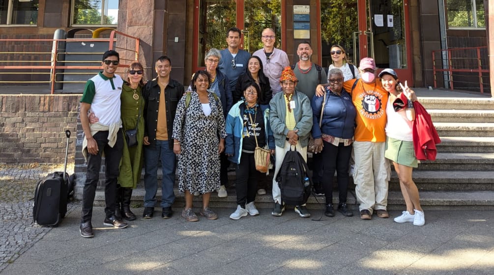 Grupo de visitantes em frente do Instituto Latino-Americano da Universidade Humboldt, em Berlim