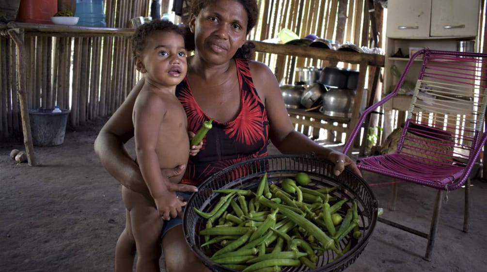 Família feliz com a colheira de quiabo