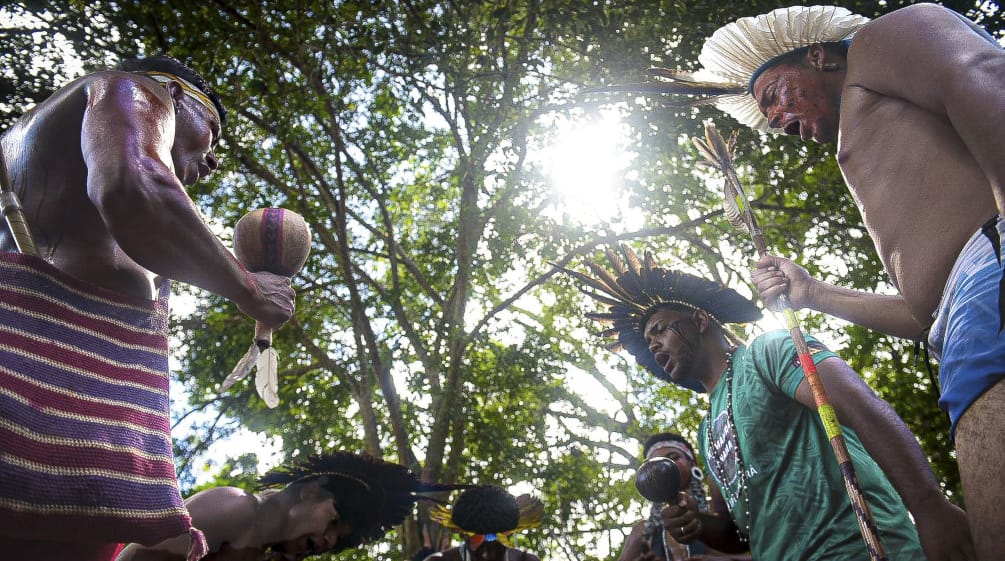 Indígenas participando da Rede Teia dos Povos, na Bahia