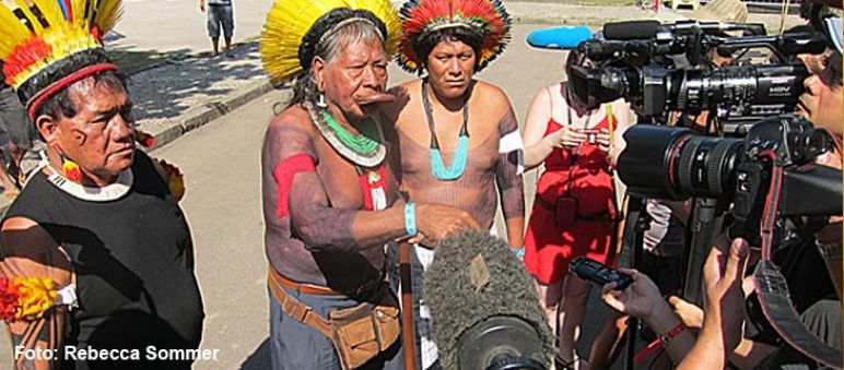 Os povos indígenas do Xingu lutam contra Belo Monte (Foto: Rebecca Sommer) Chefe Raoni com pintura de guerra dando uma entrevista