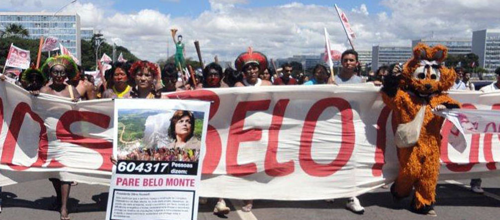Protestos contra a hidrelétrica de Belo Monte Indígenas numa manifestação contra a UHE de Belo Monte